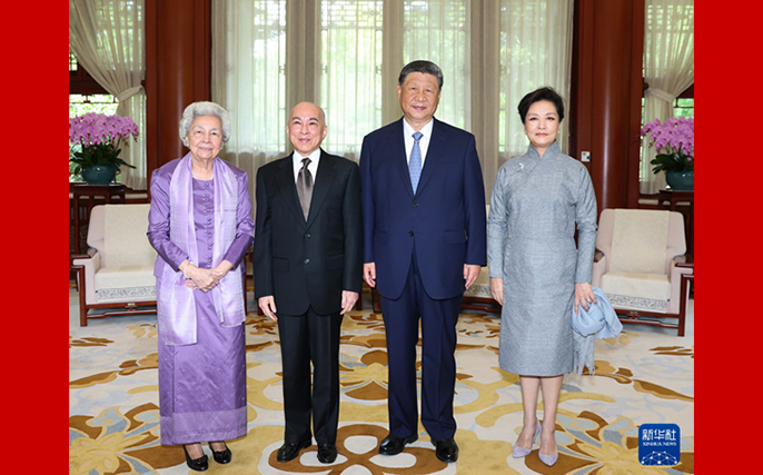 习近平夫妇会见柬埔寨国王西哈莫尼和太后莫尼列