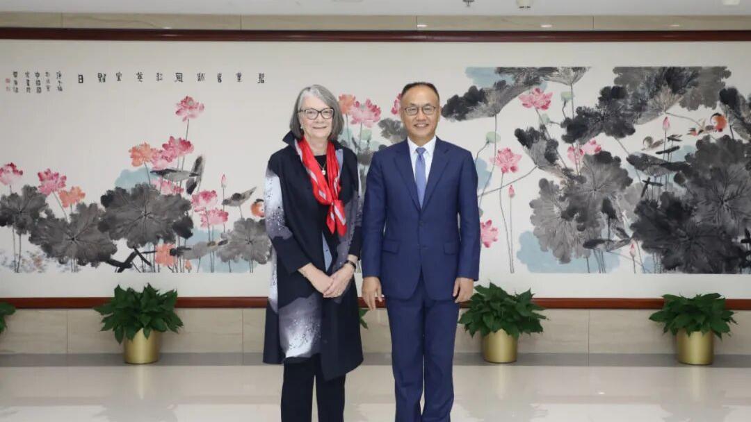 陈晓东署长会见红十字会与红新月会国际联合会主席福布斯