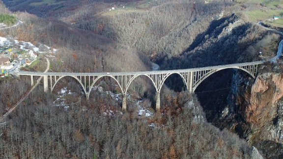 见证战争与和平 中国援助修复二战“英雄之桥”