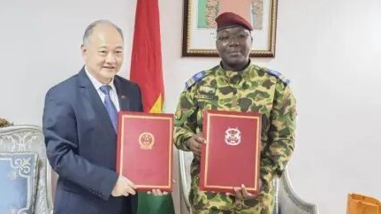 中国援助布基纳法索粮食交接