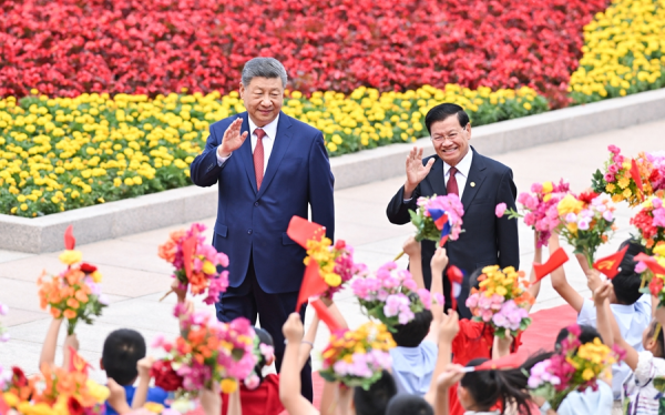 习近平同老挝人民革命党中央总书记、国家主席通伦举行会谈