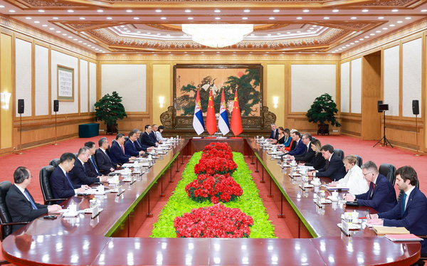 习近平同塞尔维亚总统武契奇会谈