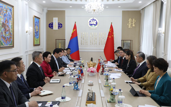 王毅同蒙古国外长巴特策策格会谈