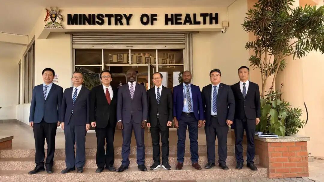 中国埃博拉抗疫医疗专家组抵达乌干达