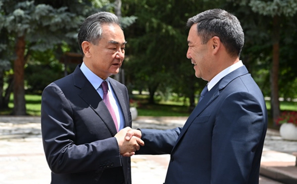吉尔吉斯斯坦总统扎帕罗夫会见王毅