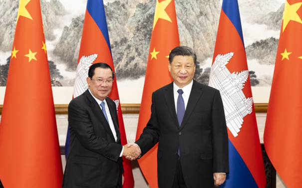 习近平会见柬埔寨首相洪森