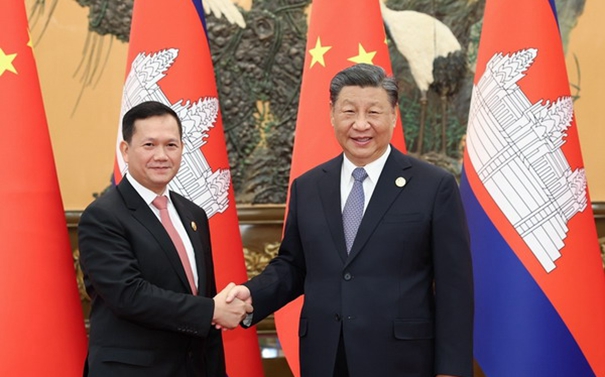 习近平会见柬埔寨首相洪玛奈
