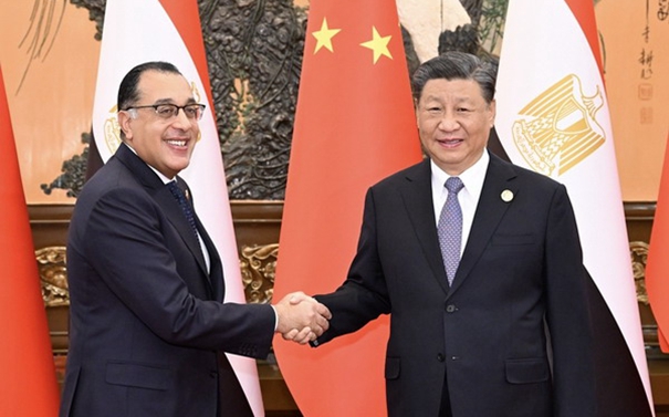 习近平会见埃及总理马德布利