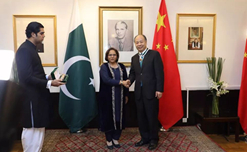 巴基斯坦驻华大使哈什米代表巴总统向王晓涛署长授予&ldquo;伟大领袖新月勋章&rdquo;